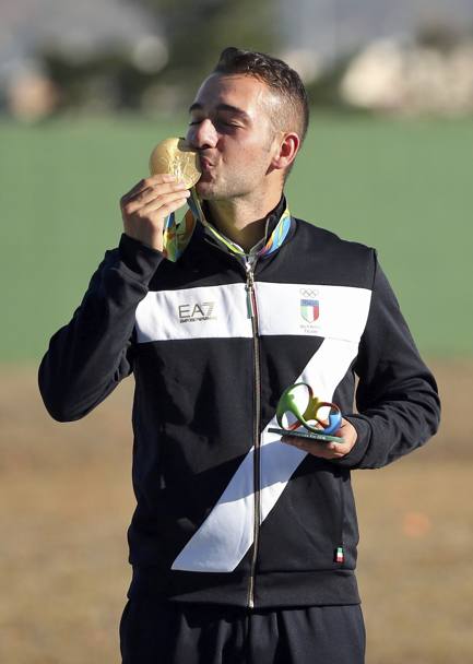 Gabriele Rossetti felice con l&#39;oro sul podio. Reuters